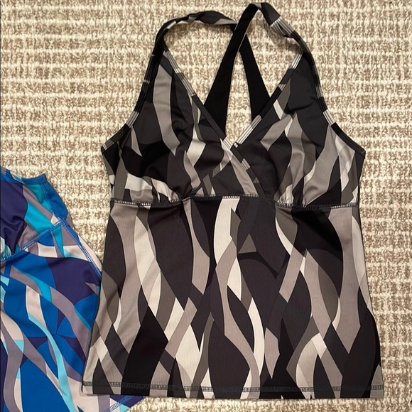 IN MOTION Blue and Black Patterned Women's Athletic tops Sz M - Picture 4 of 6